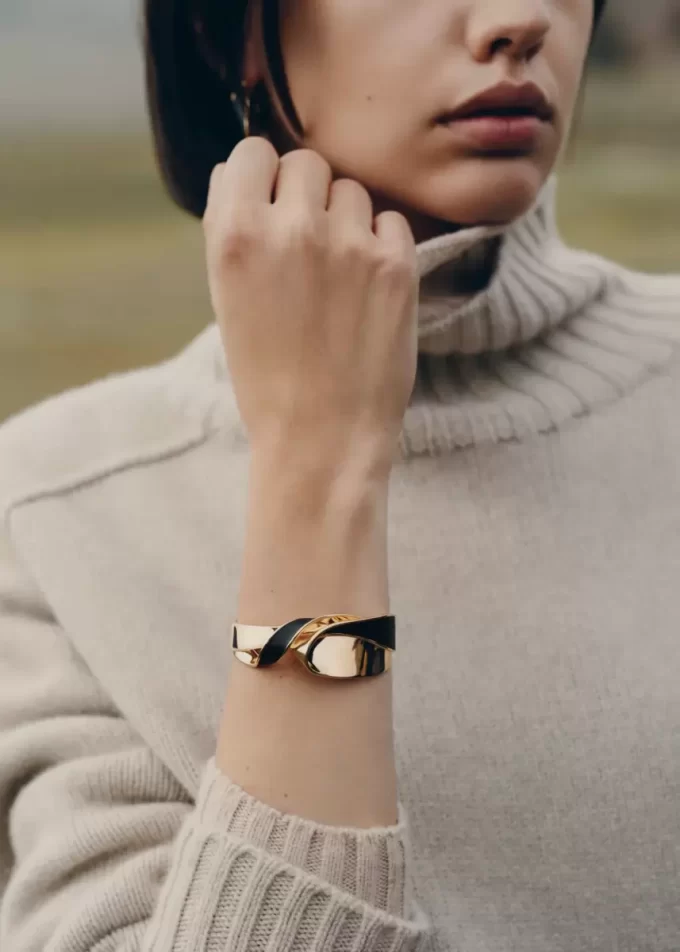 Éole Cuff Edition Black Leather Éole Cuff Edition Black Leather