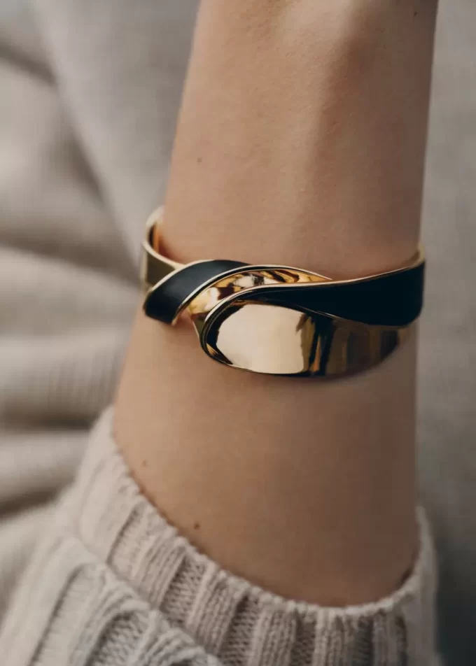 Éole Cuff Edition Black Leather Éole Cuff Edition Black Leather